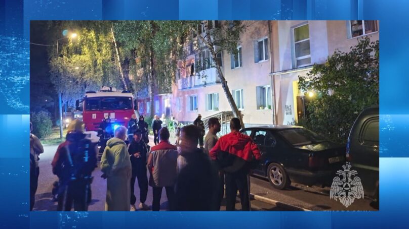 Ночью пожарным пришлось эвакуировать 50 человек из многоэтажного дома в поселке Васильково