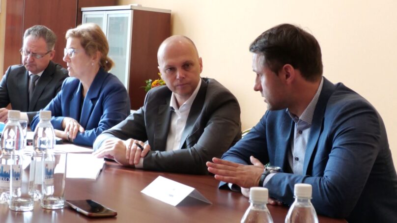 Глава региона обсудил с руководителями округов и министерством образования вопросы подвоза учеников из отдаленных поселков в школы