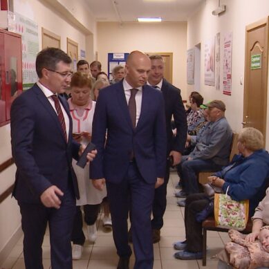 Ход ремонтных работ в больнице Светлого проверила накануне комиссия правительства области во главе с губернатором