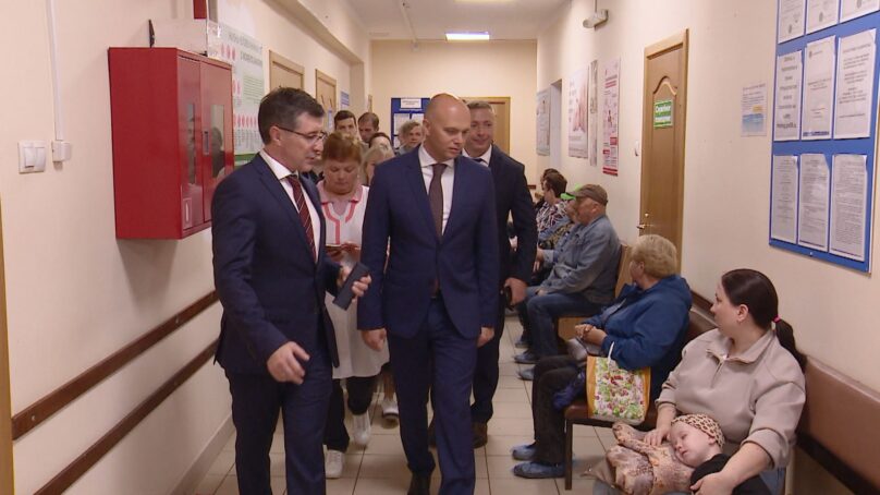 Ход ремонтных работ в больнице Светлого проверила накануне комиссия правительства области во главе с губернатором