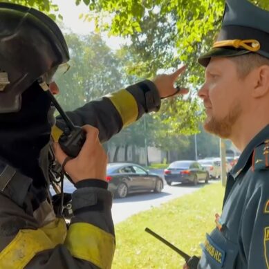 Сотрудники МЧС провели тренировку, в ходе которой отработали эвакуацию людей из студенческого общежития и борьбу с огнём в этом здании
