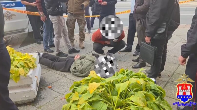 Житель региона был задержан в тот момент, когда он облил служебный автомобиль полиции воспламеняющейся жидкостью и поджёг