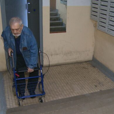 78-летний ветеран боевых действий в Афганистане вынужден передвигаться по лестнице — в его доме убрали пандус