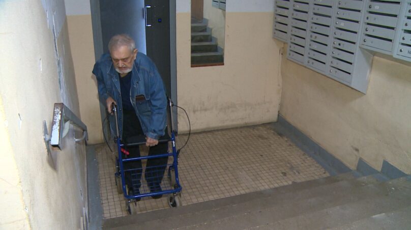 78-летний ветеран боевых действий в Афганистане вынужден передвигаться по лестнице — в его доме убрали пандус