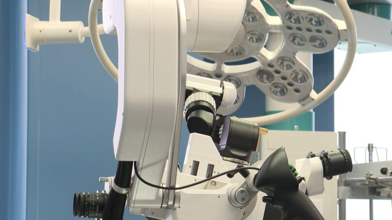 Нейрохирурги больницы скорой медицинской помощи провели первые операции с помощью нового хирургического микроскопа