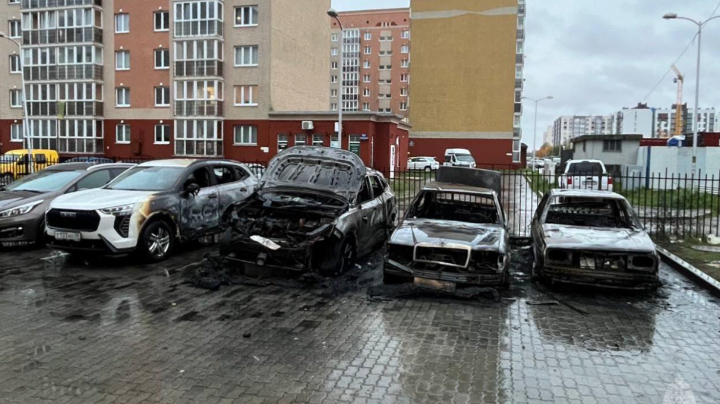 В Калининграде огонь охватил сразу три легковушки