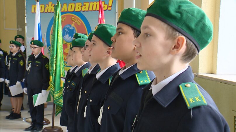 В школе №15 Калининграда пятиклашек приняли в «Юные друзья пограничников»