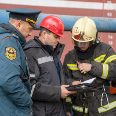 Сотрудники МЧС провели тренировку на судостроительном заводе