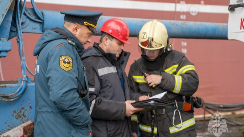 Сотрудники МЧС провели тренировку на судостроительном заводе