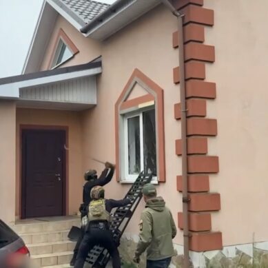 В Гурьевском округе сотрудники регионального управления по контролю за оборотом наркотиков при поддержке бойцов Росгвардии ворвались в дом к местной жительнице