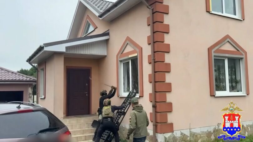 В Гурьевском округе сотрудники регионального управления по контролю за оборотом наркотиков при поддержке бойцов Росгвардии ворвались в дом к местной жительнице