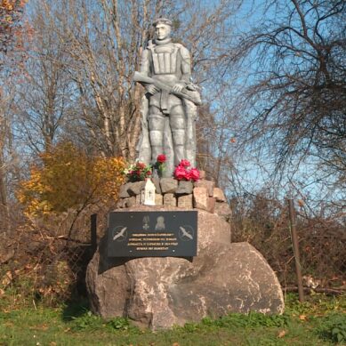 В посёлке Новосёлово установили памятник «Бойцам, погибшим на землях Донбасса и Харькова в 2024 году»