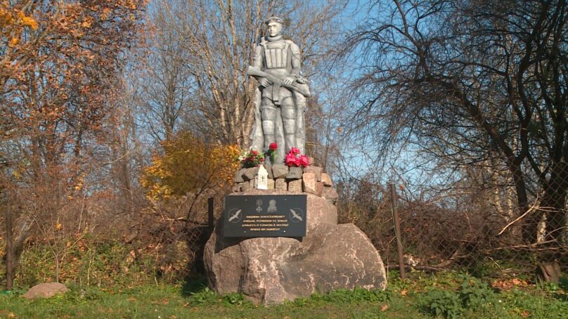 В посёлке Новосёлово установили памятник «Бойцам, погибшим на землях Донбасса и Харькова в 2024 году»