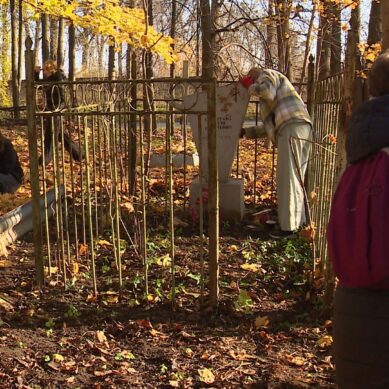 Калининградские волонтеры вышли на субботник, задача которого — сохранить память о предках, участвовавших в восстановлении региона в послевоенный период