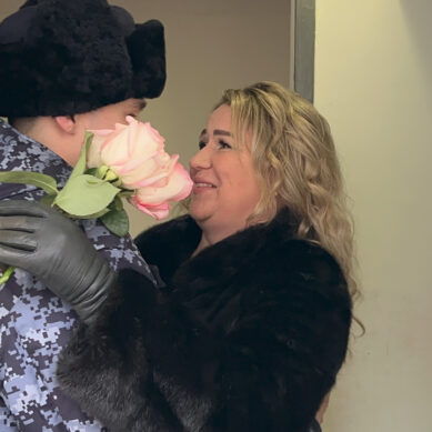 Юноши, проходящие службу в калининградском полку Росгвардии, поздравили своих матерей с праздником