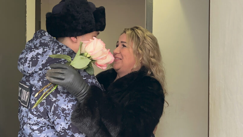 Юноши, проходящие службу в калининградском полку Росгвардии, поздравили своих матерей с праздником