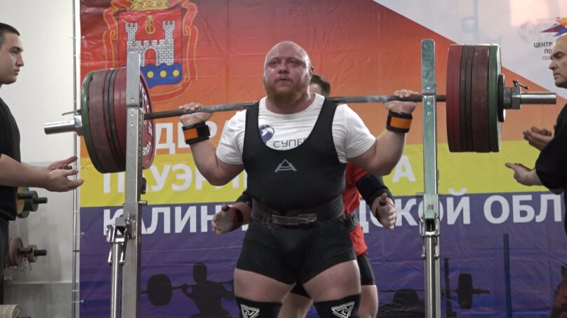 В Калининграде в течение двух дней силачи со всего региона с помощью блинов и грифа определяли самого-самого крепкого богатыря