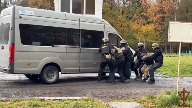 Спецотряды Росгвардии провели занятия для молодых людей, которые сейчас проходят срочную службу в специальном моторизованном полку Северо-Западного округа Росгвардии