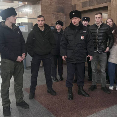 «Экскурсия в профессиональную жизнь». Транспортные полицейские совместно с членами Общественного совета при ведомстве организовали профориентационную акцию