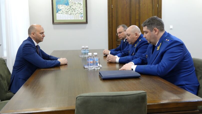 Заместитель генерального прокурора России Алексей Захаров официально представил нового руководителя надзорного ведомства по Калининградской области главе региона