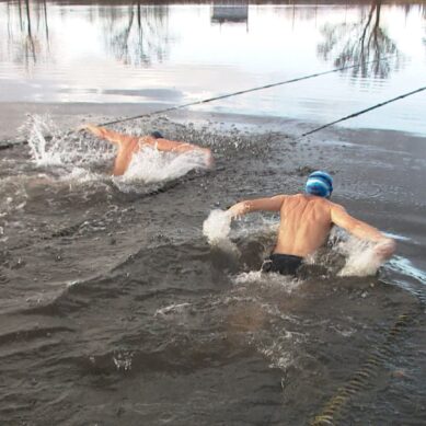 Калининградские любители плавания в ледяной воде открыли соревновательный сезон