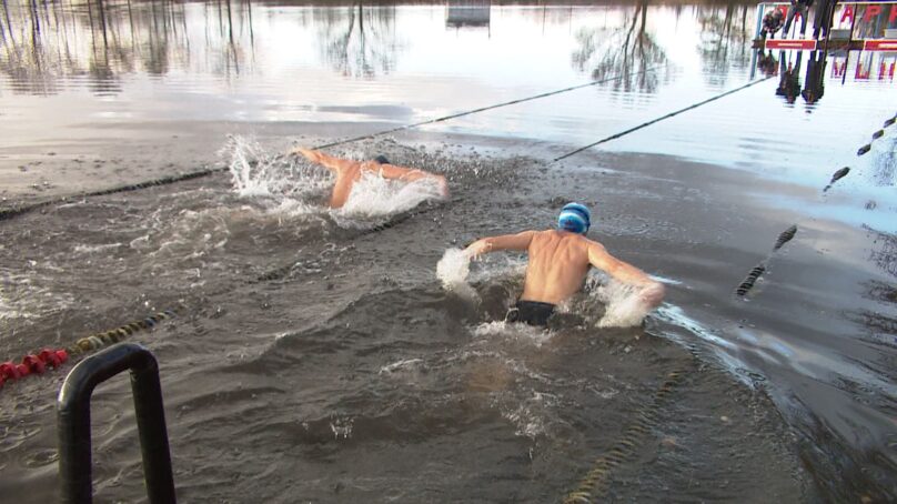 Калининградские любители плавания в ледяной воде открыли соревновательный сезон