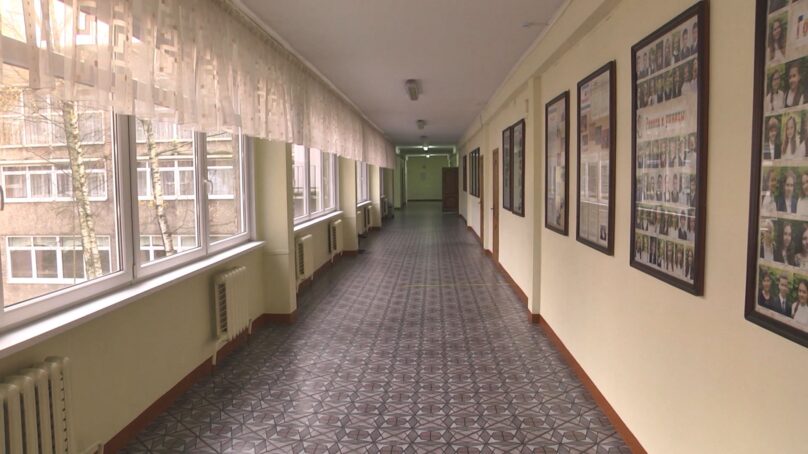 Почти 400 школьных классов в разных учебных заведениях отправили на карантин