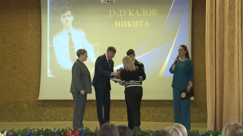 Ученики 17-го лицея и 28-й школы Калининграда получили именные стипендии