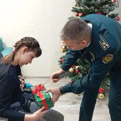 В Калининграде к девочке с редким заболеванием в гости пришли начальник областной таможни и активисты молодёжного совета ведомства
