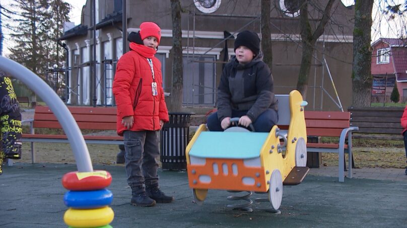 В Полесске на набережной реки Деймы открыли детскую площадку