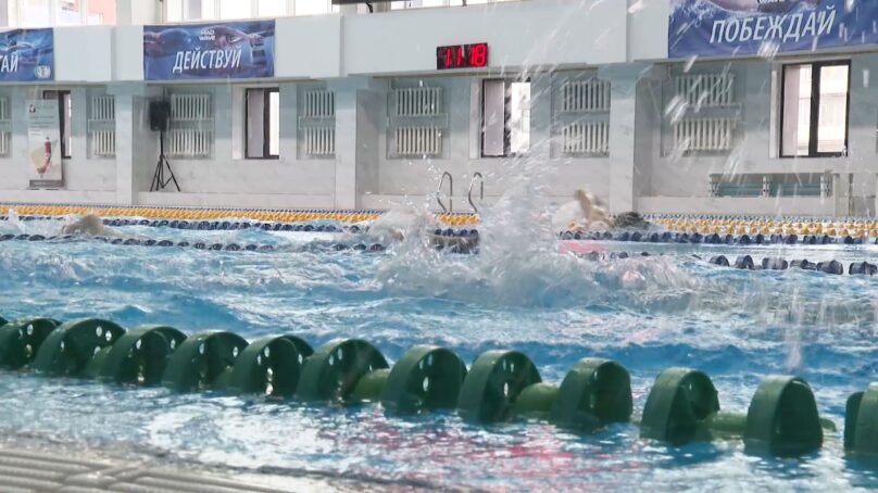 В бассейне дворца спорта «Юность» борьбу за Кубок области по плаванию вели 250 спортсменов