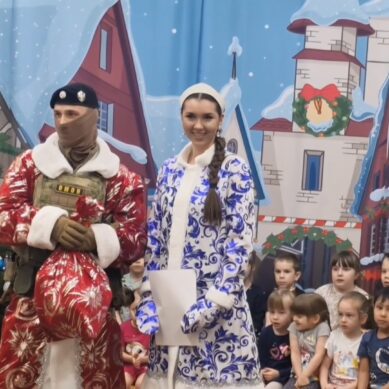 Дед Мороз специального назначения пришел на новогодний утренник в детском саду № 14 Калининграда