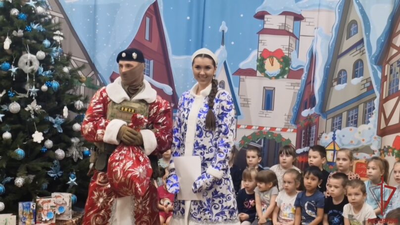 Дед Мороз специального назначения пришел на новогодний утренник в детском саду № 14 Калининграда