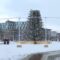 На площади в центре Калининграда ветром сегодня сдуло верхушку новогодней ёлки