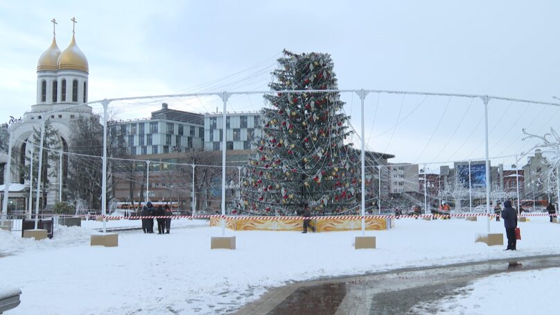 На площади в центре Калининграда ветром сегодня сдуло верхушку новогодней ёлки