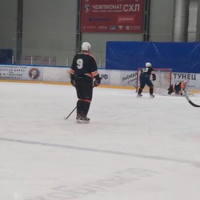 В Калининграде прошел товарищеский матч по хоккею, в котором встретились команды регионального правительства и МЧС