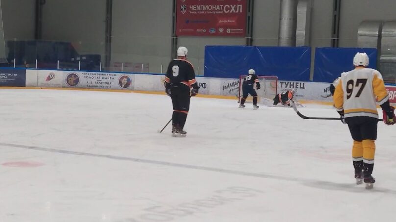 В Калининграде прошел товарищеский матч по хоккею, в котором встретились команды регионального правительства и МЧС