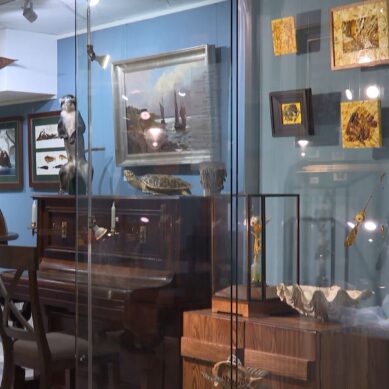 Янтарная каюта Музея Мирового океана пополнилась новыми экспонатами