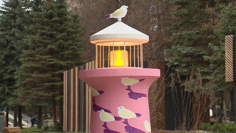 Под Эстакадным мостом в Калининграде появились сразу пять разноцветных маяков