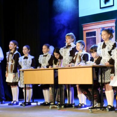 Музыкальный театр «Амбер», вокальная студия «Шанс» и танцевальные коллективы Черняховска порадовали новой постановкой на сцене местного Центра культуры и досуга