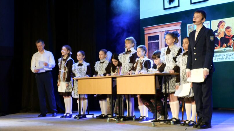 Музыкальный театр «Амбер», вокальная студия «Шанс» и танцевальные коллективы Черняховска порадовали новой постановкой на сцене местного Центра культуры и досуга