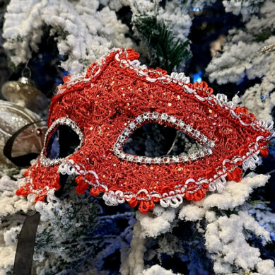 Трендовые стили и нестандартные идеи для украшения ёлки