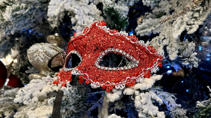 Трендовые стили и нестандартные идеи для украшения ёлки