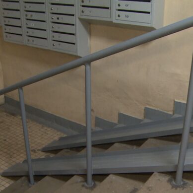 Житель Калининграда и его соседи снова могут уверенно подниматься на верхние этажи своего дома