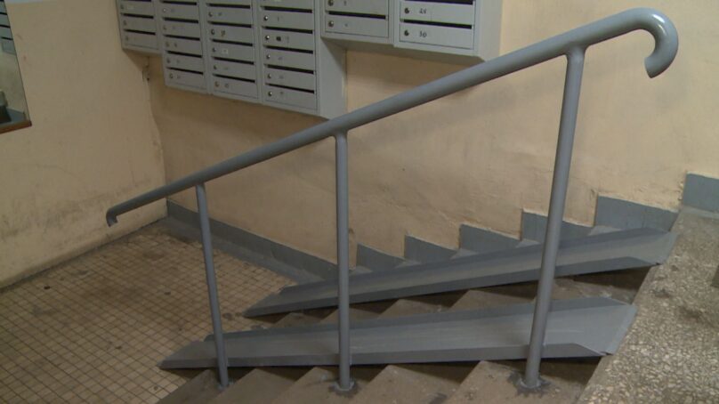 Житель Калининграда и его соседи снова могут уверенно подниматься на верхние этажи своего дома