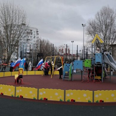 В Калининграде на ул. Ульяны Громовой открыли обновленную спортивную площадку