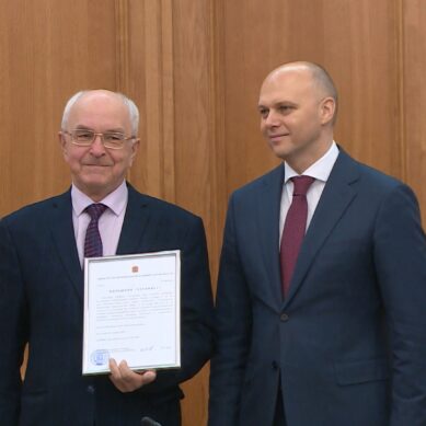 Ещё 10 медиков региона получили жилищные сертификаты в Правительстве