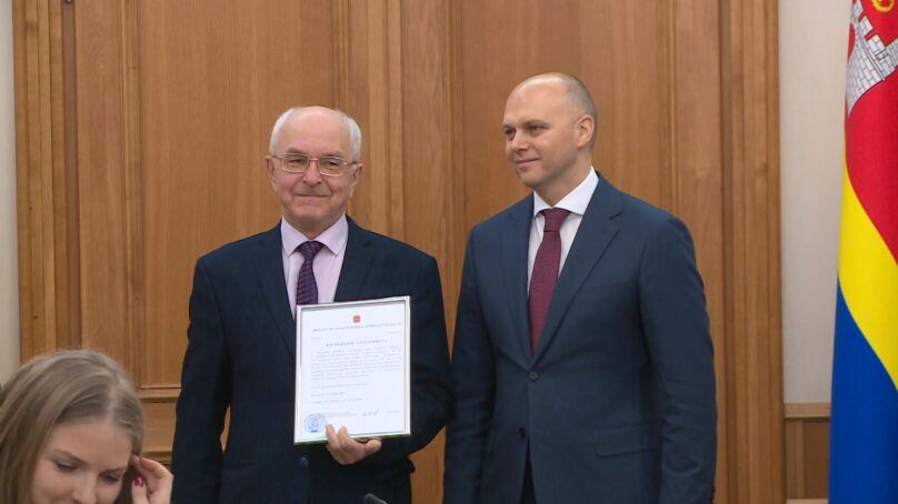 Ещё 10 медиков региона получили жилищные сертификаты в Правительстве