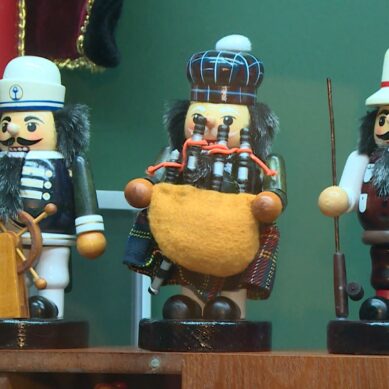 В Калининградском музее изобразительных искусств открылась выставка, посвящённая одному из самых известных новогодних персонажей, который был рождён в Янтарном крае