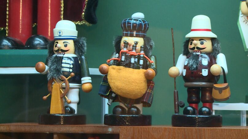 В Калининградском музее изобразительных искусств открылась выставка, посвящённая одному из самых известных новогодних персонажей, который был рождён в Янтарном крае